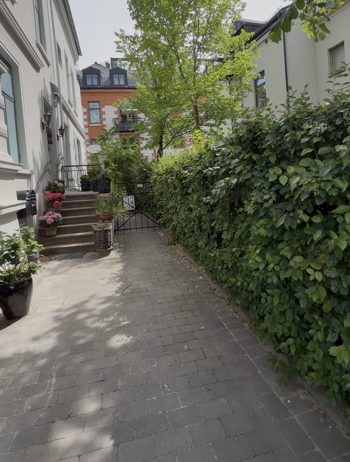Ryddet og feid gårdsrom
